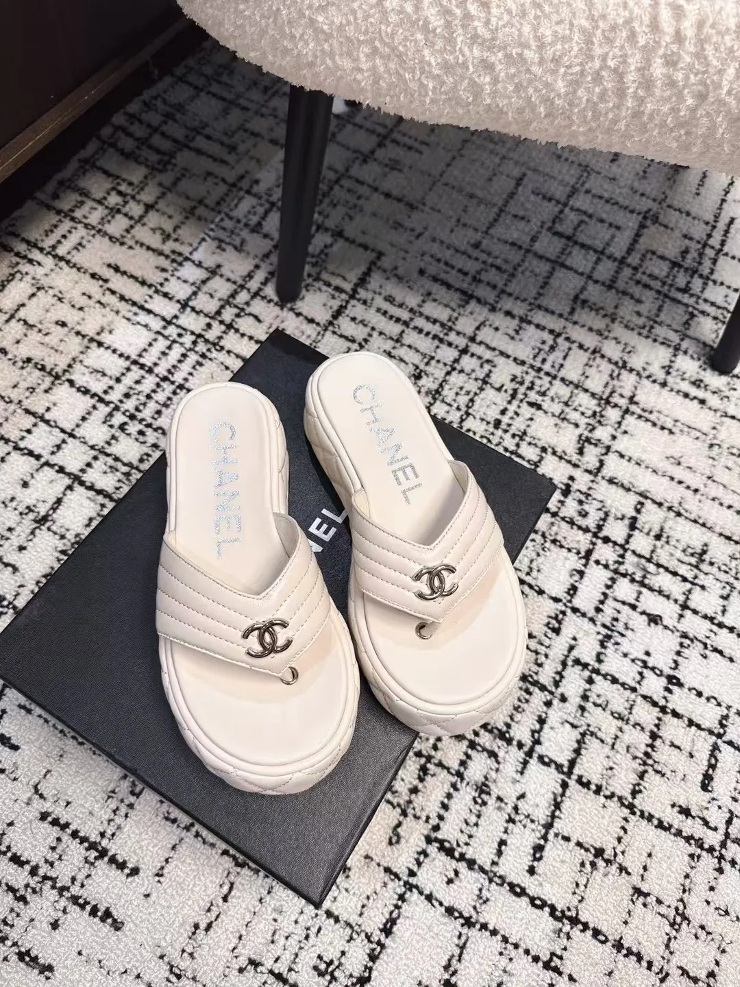 👟👟Ex-factory price 502👟👟 High version Chanel new color thick-soled slippers, easy to wear and versatile, must-have high-end tool shoes in summer, upper lambskin & customized denim, lining calfskin, original outsole Size: 35-39 (customized for 40, non-refundable)